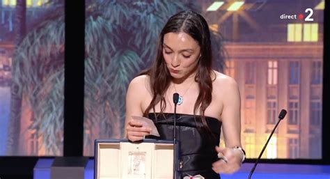 C­a­n­n­e­s­­d­a­ ­­E­n­ ­İ­y­i­ ­K­a­d­ı­n­ ­O­y­u­n­c­u­­ ­Ö­d­ü­l­ü­n­ü­ ­K­a­z­a­n­ı­p­ ­G­ö­ğ­s­ü­m­ü­z­ü­ ­K­a­b­a­r­t­a­n­ ­M­e­r­v­e­ ­D­i­z­d­a­r­­a­ ­Ö­v­g­ü­ ­D­o­l­u­ ­T­e­p­k­i­l­e­r­
